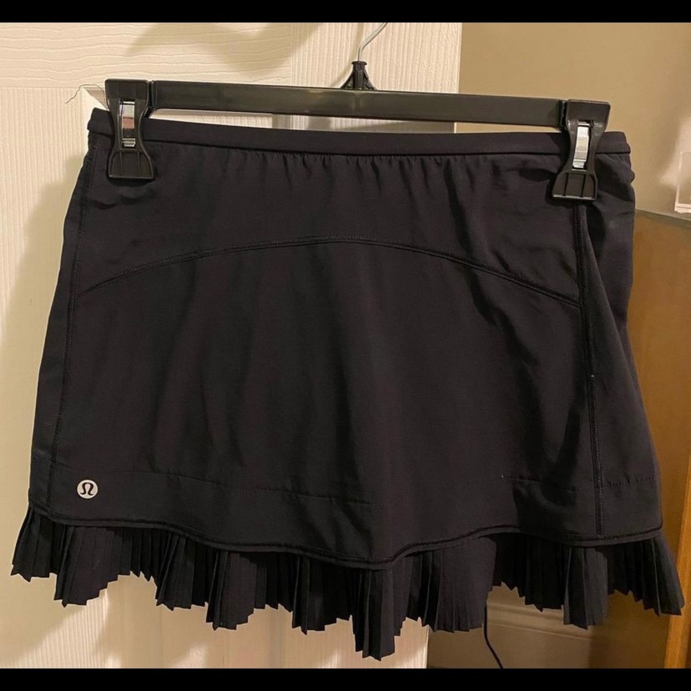Black Lulu lemon skirt size 2